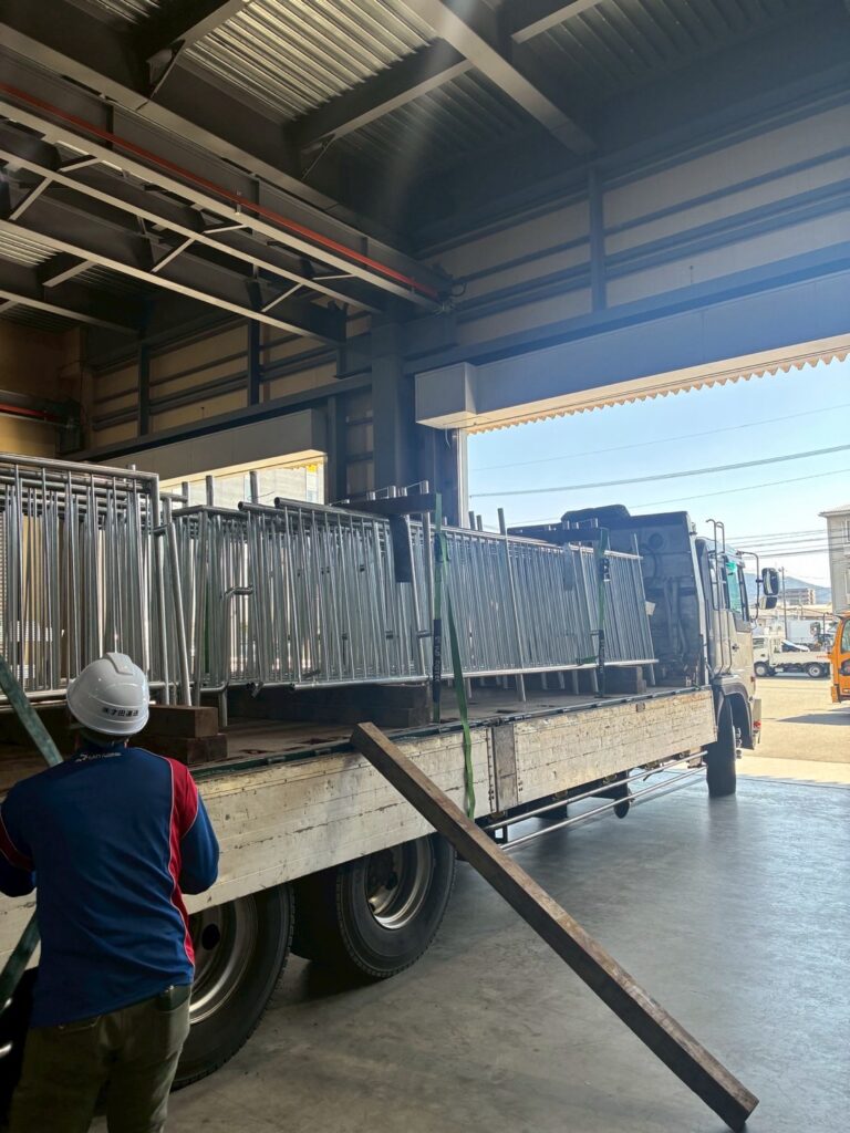 製缶加工品輸送の様子2